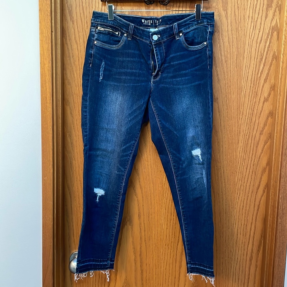 WHBM Stylish and comfortable slim crop jeans!